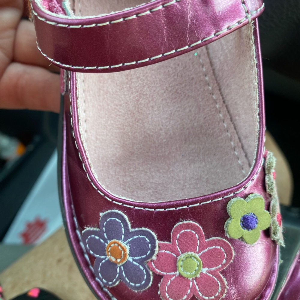 CHILD Nordstrom Rack Beautiful like New shoes! SO SO CUTE!💕💕💕💕💕Size 7M - Picture 2 of 9